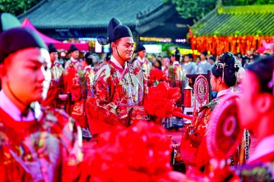 央媒觀豫丨古都夜未央 洛陽正青春——探訪一種傳統(tǒng)服飾給一座城市帶來的顯著變化