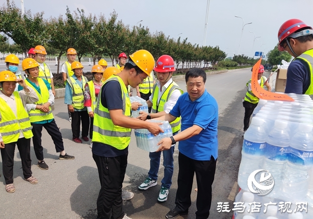 中國(guó)一冶駐馬店市政道路建設(shè)項(xiàng)目部開展夏日送清涼活動(dòng)