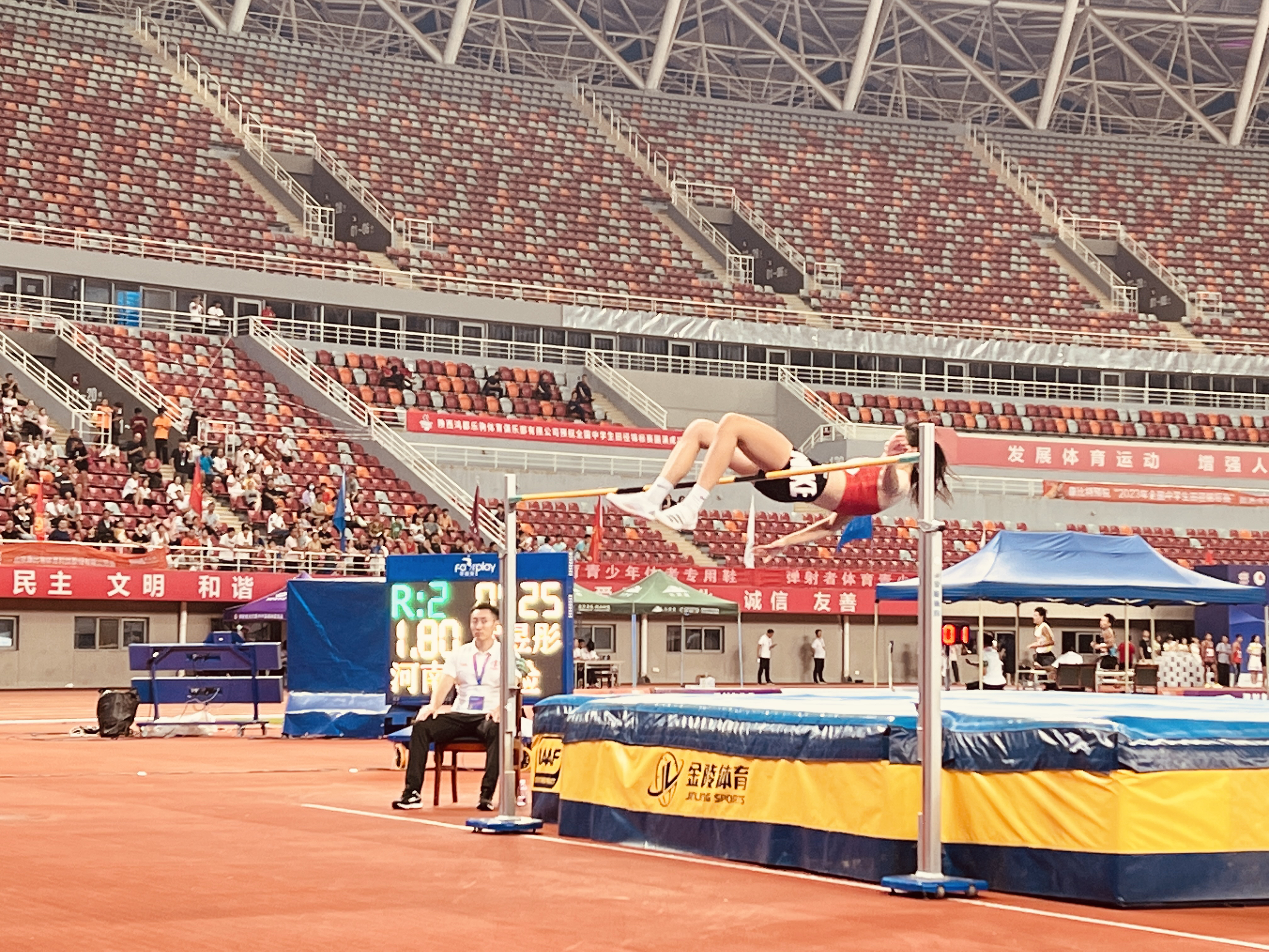 河南高中生跳高比賽打破國內塵封11年紀錄 網友：自古英雄出少年
