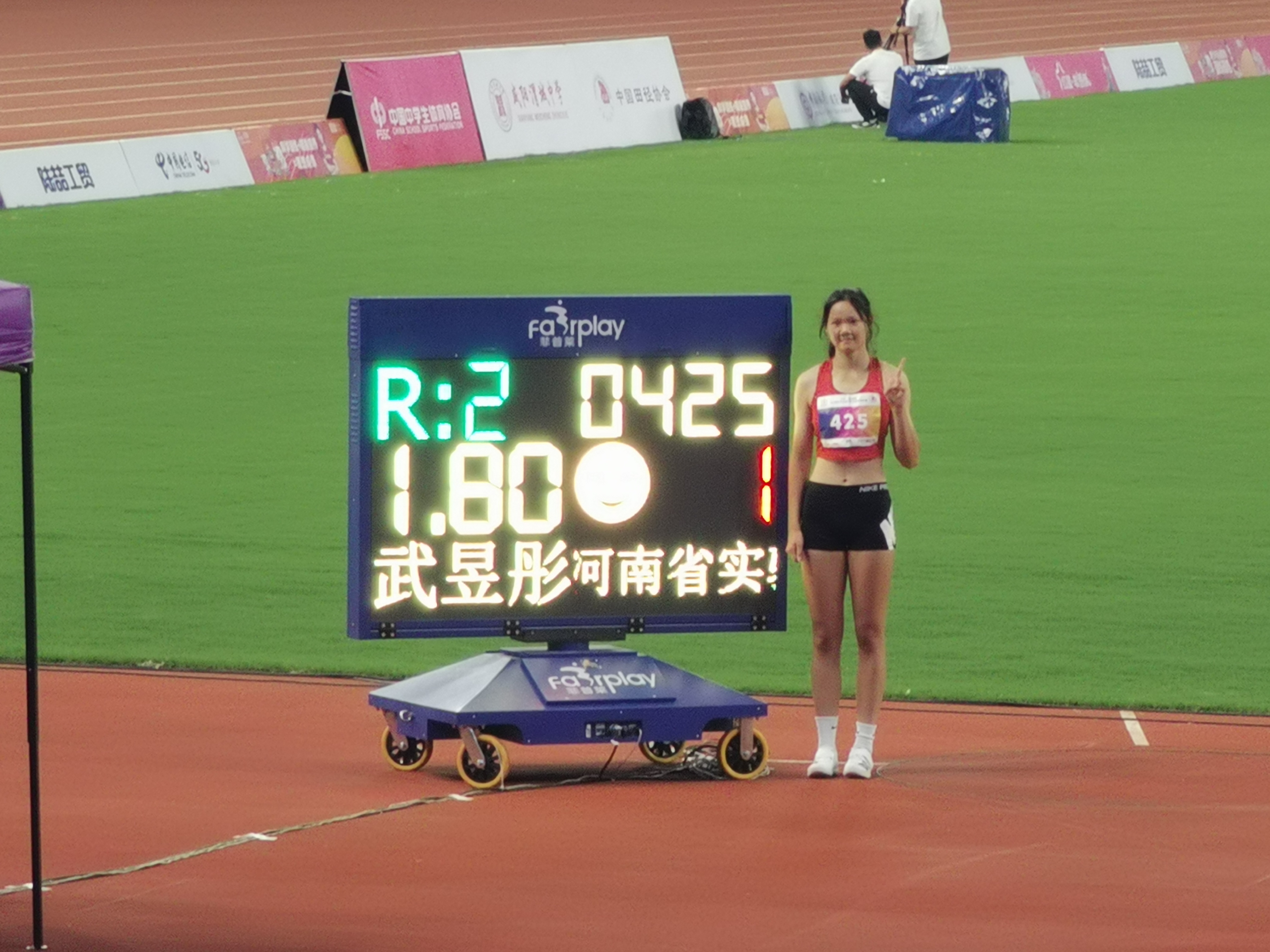 河南高中生跳高比賽打破國內塵封11年紀錄 網友：自古英雄出少年