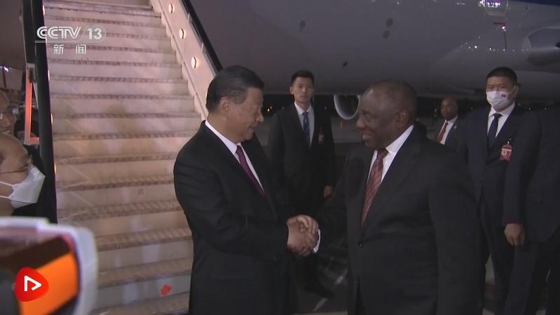 習近平抵達約翰內(nèi)斯堡出席金磚國家領(lǐng)導人第十五次會晤并對南非進行國事訪問