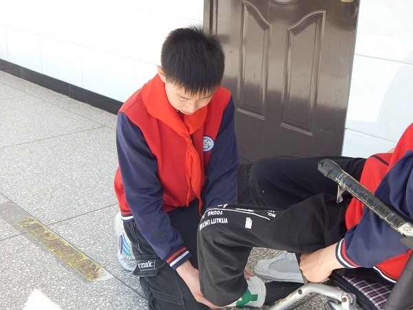 “新時(shí)代好少年”賀祉皓：同學(xué)有難就幫一把、扶一把 把愛心傳遞下去