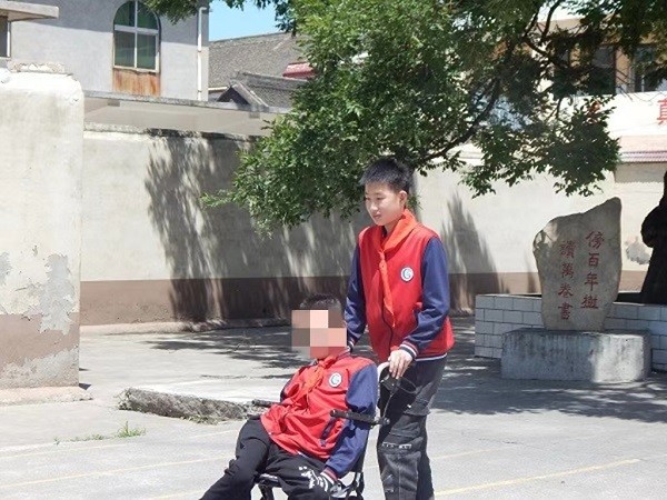 “新時(shí)代好少年”賀祉皓：同學(xué)有難就幫一把、扶一把 把愛心傳遞下去