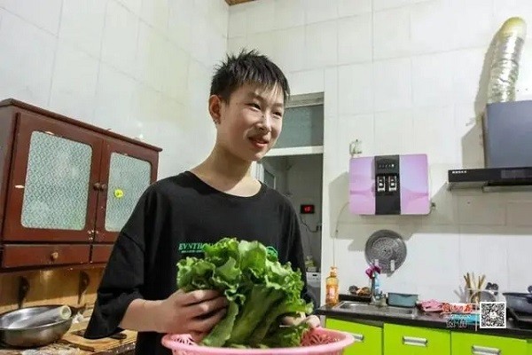 “新時(shí)代好少年”賀祉皓：同學(xué)有難就幫一把、扶一把 把愛心傳遞下去