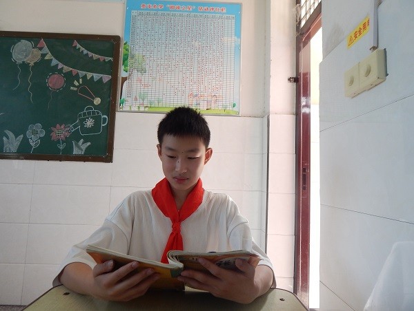 “新時(shí)代好少年”賀祉皓：同學(xué)有難就幫一把、扶一把 把愛心傳遞下去