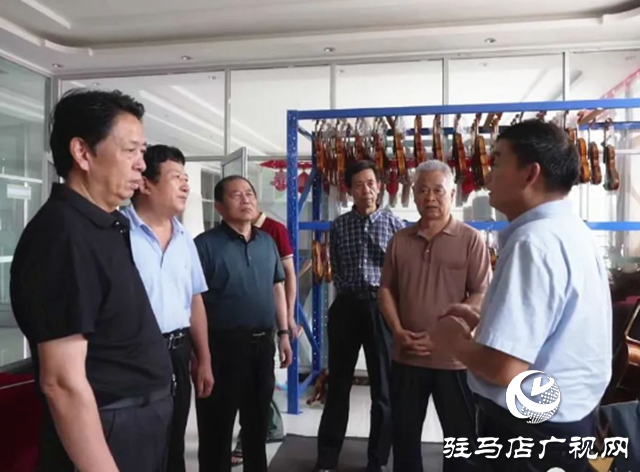 駐馬店市書畫研究院書畫家走進確山手工提琴制作協(xié)會采風