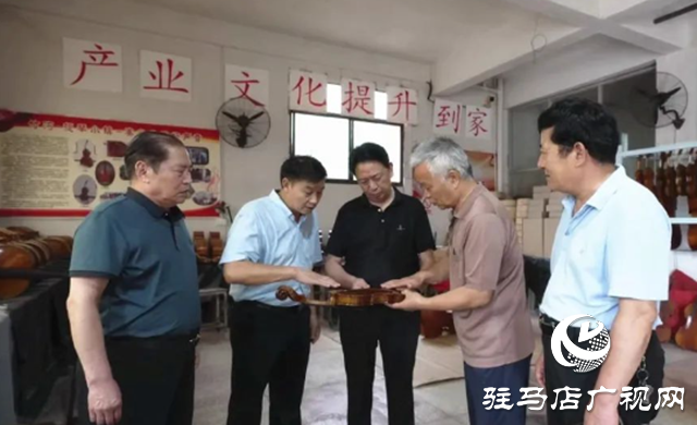 駐馬店市書畫研究院書畫家走進確山手工提琴制作協(xié)會采風