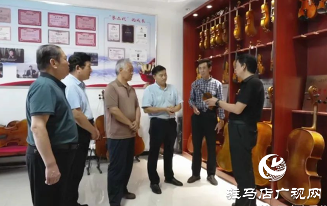 駐馬店市書畫研究院書畫家走進確山手工提琴制作協(xié)會采風