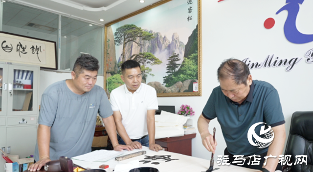 駐馬店市書畫研究院書畫家走進確山手工提琴制作協(xié)會采風