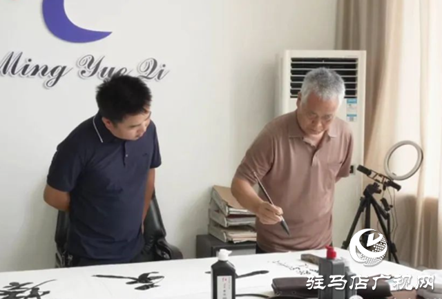 駐馬店市書畫研究院書畫家走進確山手工提琴制作協(xié)會采風