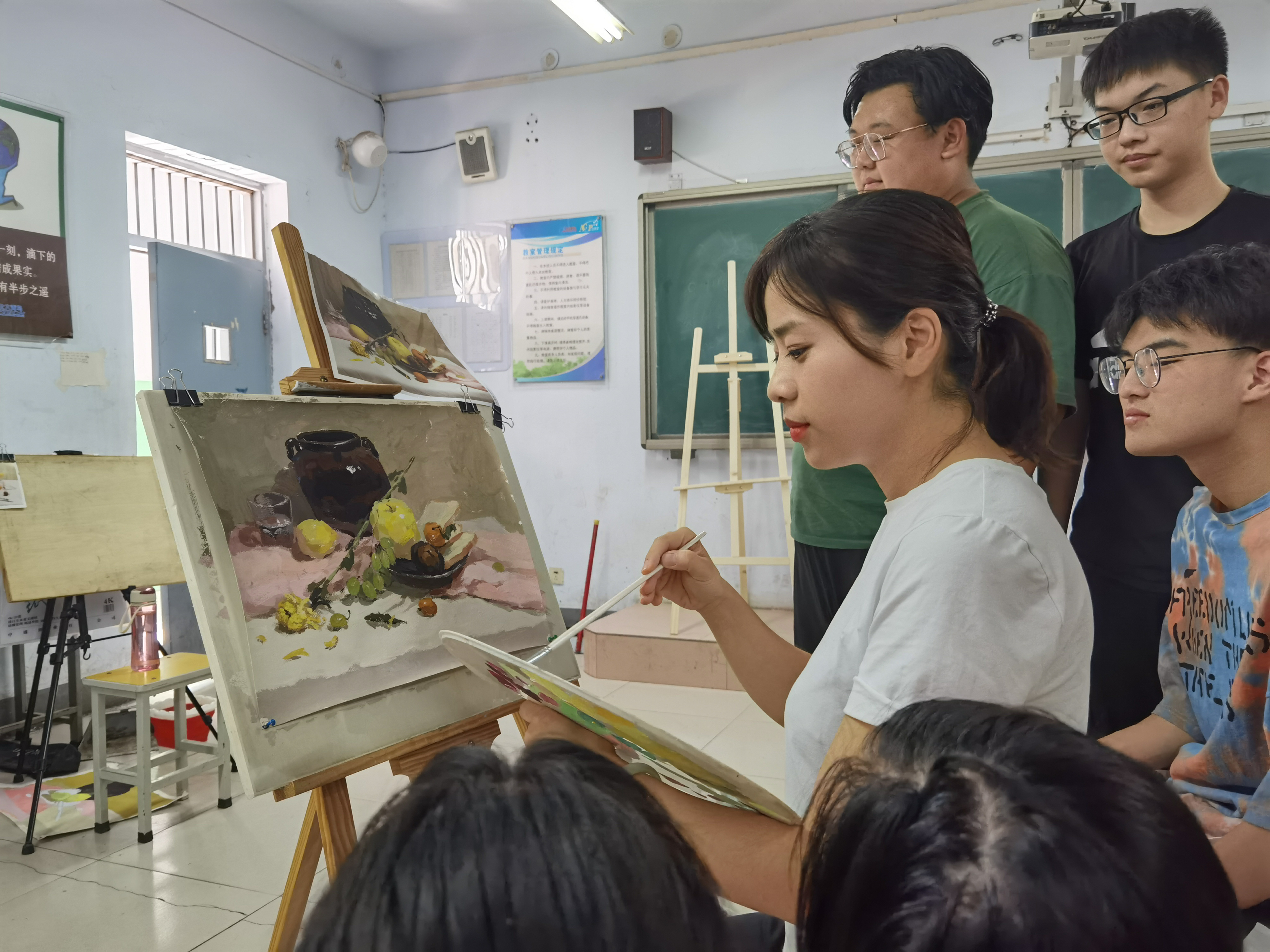 我的老師有&ldquo;絕活&rdquo;④丨王靜：為36位學(xué)生手繪畢業(yè)肖像 做暖心&ldquo;守護(hù)人&rdquo;