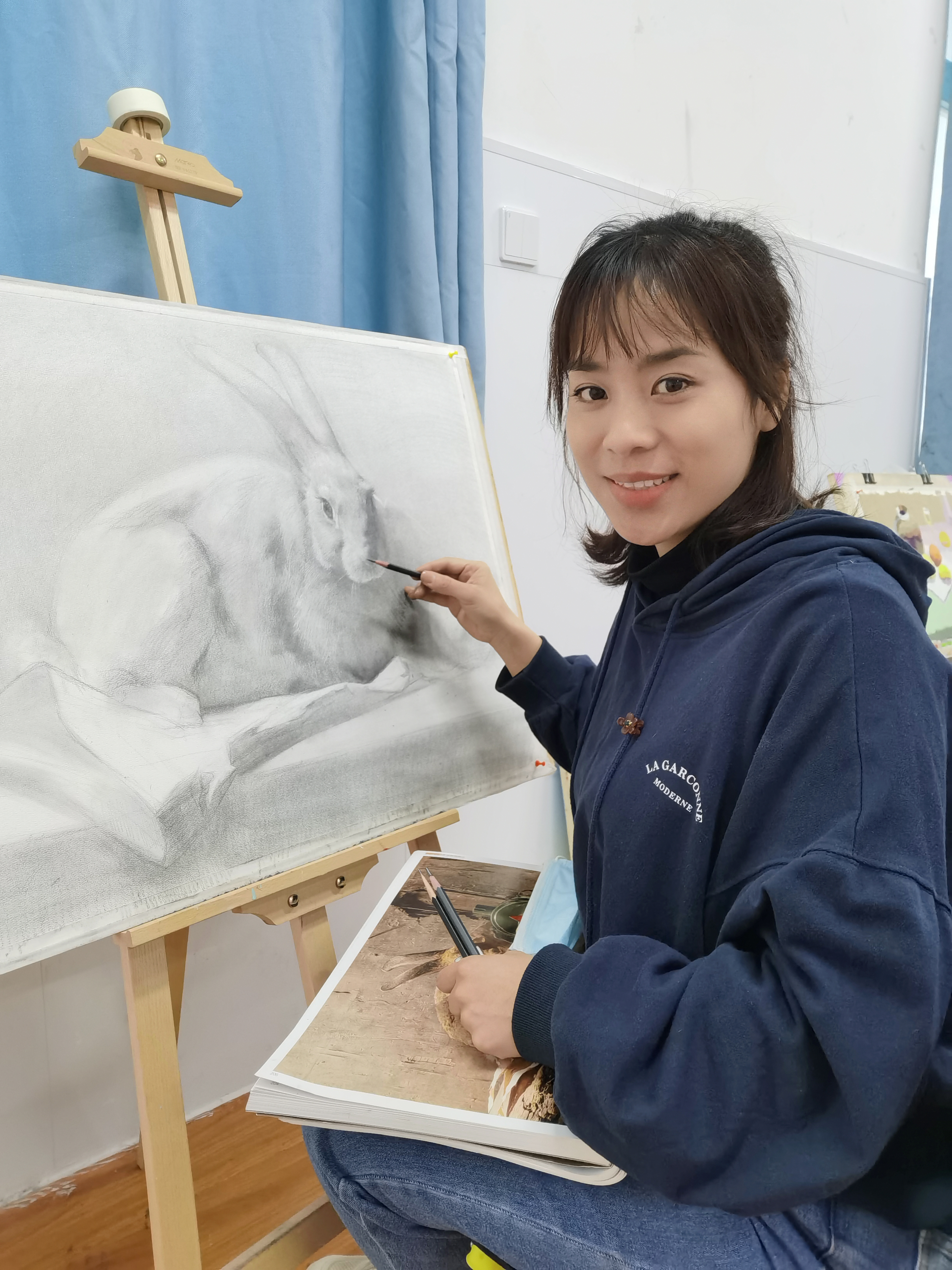 我的老師有&ldquo;絕活&rdquo;④丨王靜：為36位學(xué)生手繪畢業(yè)肖像 做暖心&ldquo;守護(hù)人&rdquo;