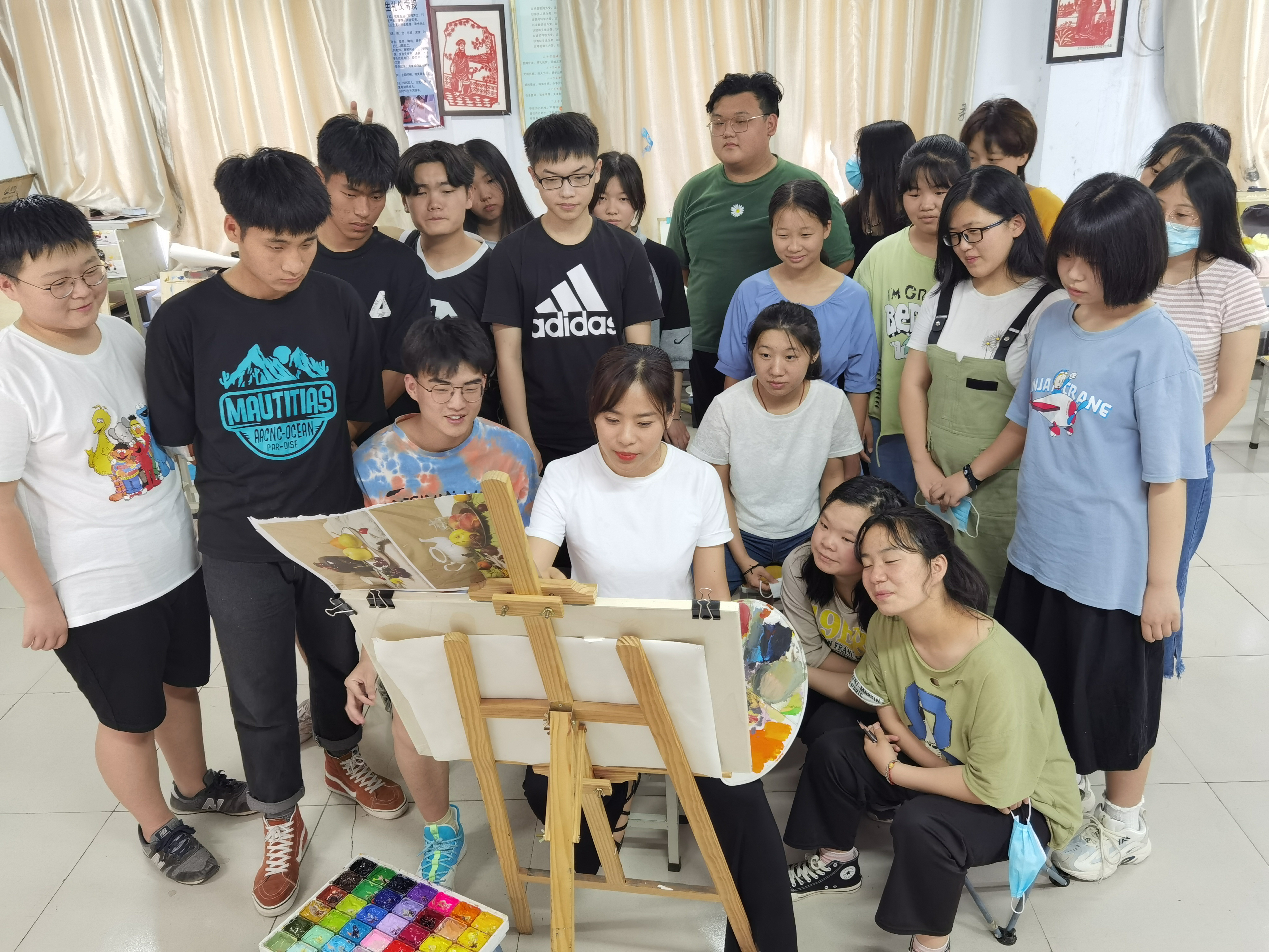 我的老師有&ldquo;絕活&rdquo;④丨王靜：為36位學(xué)生手繪畢業(yè)肖像 做暖心&ldquo;守護(hù)人&rdquo;