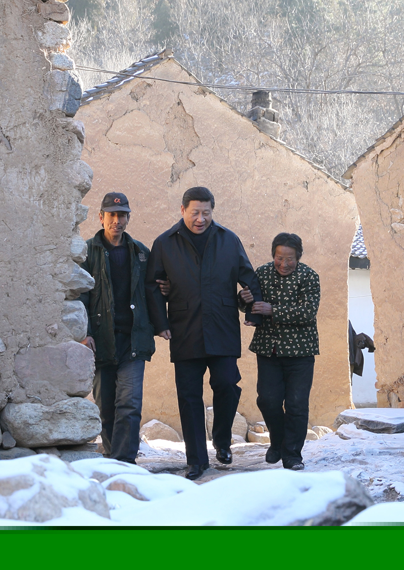 近觀 | 在田間，總書記這個(gè)動作令人倍感親切