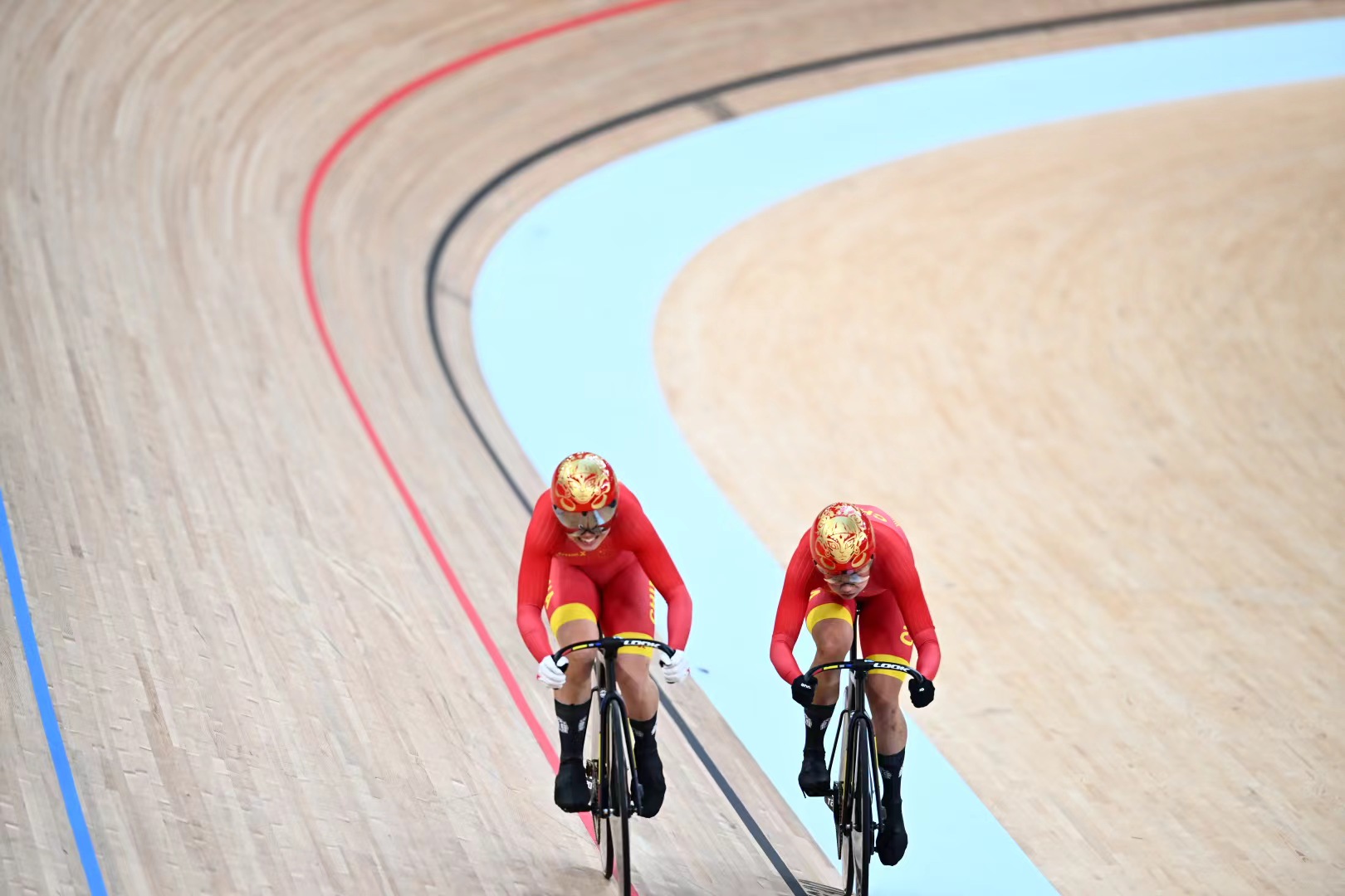 亞運(yùn)“豫”見你丨河南第三金！鮑珊菊和隊(duì)友戴“哪吒”頭盔腳踩“風(fēng)火輪”競(jìng)速奪冠