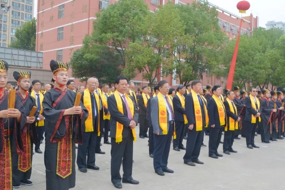 新蔡縣明英中學(xué)隆重舉行孔子誕辰2574周年紀(jì)念活動(dòng)