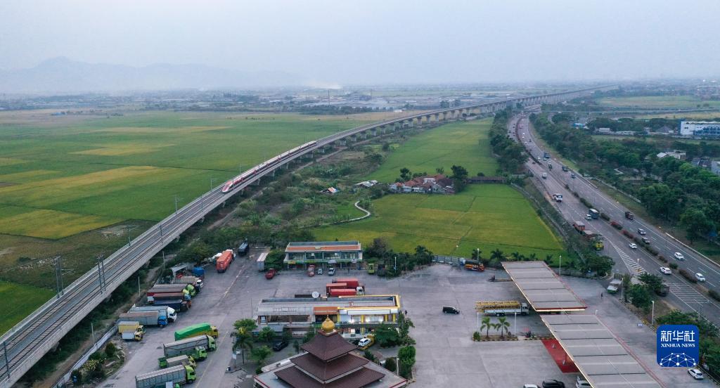 中印尼共建“一帶一路”合作的“金字招牌”——記習(xí)近平主席關(guān)心推動(dòng)的雅萬高鐵正式開通運(yùn)營(yíng)