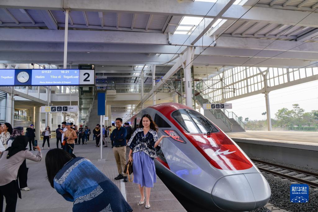 中印尼共建“一帶一路”合作的“金字招牌”——記習(xí)近平主席關(guān)心推動(dòng)的雅萬高鐵正式開通運(yùn)營(yíng)