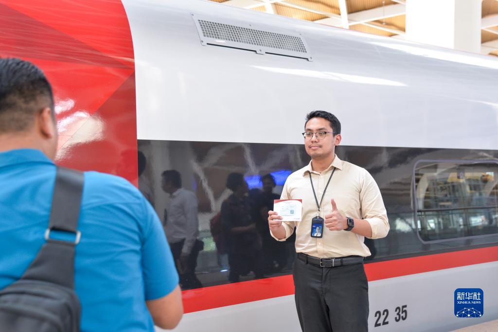 中印尼共建“一帶一路”合作的“金字招牌”——記習(xí)近平主席關(guān)心推動(dòng)的雅萬高鐵正式開通運(yùn)營(yíng)