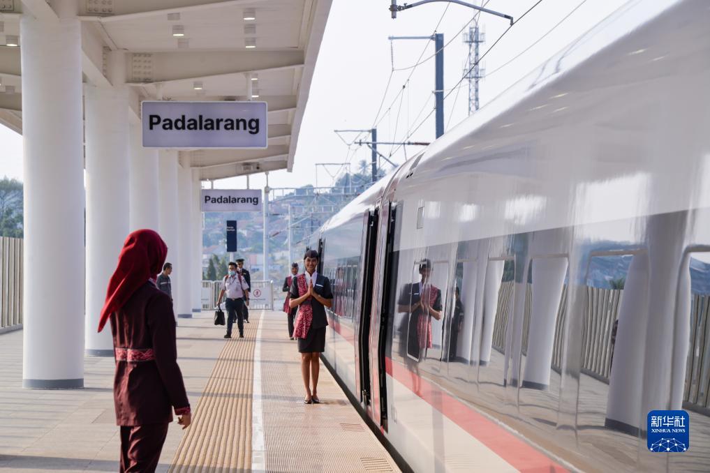 中印尼共建“一帶一路”合作的“金字招牌”——記習(xí)近平主席關(guān)心推動(dòng)的雅萬高鐵正式開通運(yùn)營(yíng)