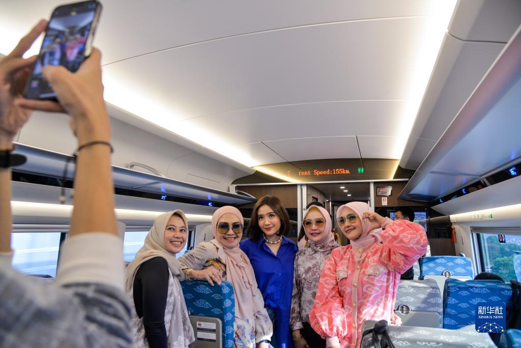 中印尼共建“一帶一路”合作的“金字招牌”——記習(xí)近平主席關(guān)心推動(dòng)的雅萬高鐵正式開通運(yùn)營(yíng)