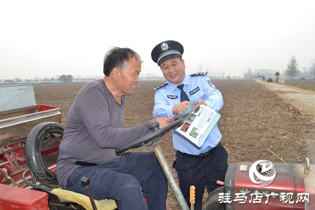 平輿:金秋農(nóng)忙豐收季 禁種宣傳到地頭