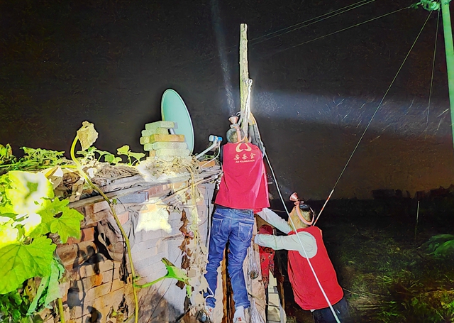 駐馬店市天中社工攜手安基金為諸市鄉(xiāng)困境老人進行適老化改造