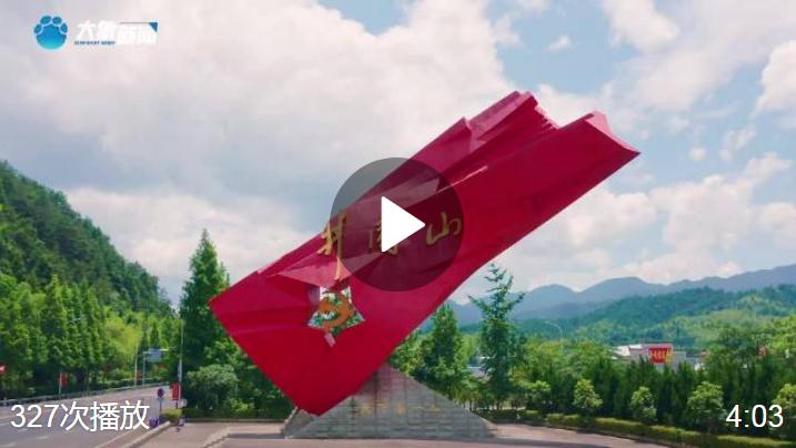 #百年精神力量# 【循著精神之光，今天熱血當(dāng)歌！】總有一種精神始終澎湃著不朽的時(shí)代力量，當(dāng)中國青年匯入新時(shí)代的壯闊潮流，將書寫怎樣的青春？從巍巍井岡山到延安黃土地、西柏坡小山村、蘭考沙土地、“天河”紅旗渠，億萬赤子將忠誠融入熱血，將奉獻(xiàn)化為熱愛，用汗水澆灌夢(mèng)想，以青春“小我”書寫強(qiáng)國“大我”，把青春華章寫在祖國大地上，向光而行，奔赴成長。10月31日，由中央網(wǎng)信辦指導(dǎo)，河南省委網(wǎng)信辦聯(lián)合河北、江西、陜西省網(wǎng)信辦主辦的“精神的力量——把青春熱血鐫刻在歷史的豐碑上”網(wǎng)絡(luò)主題活動(dòng)在安陽正式啟動(dòng)。