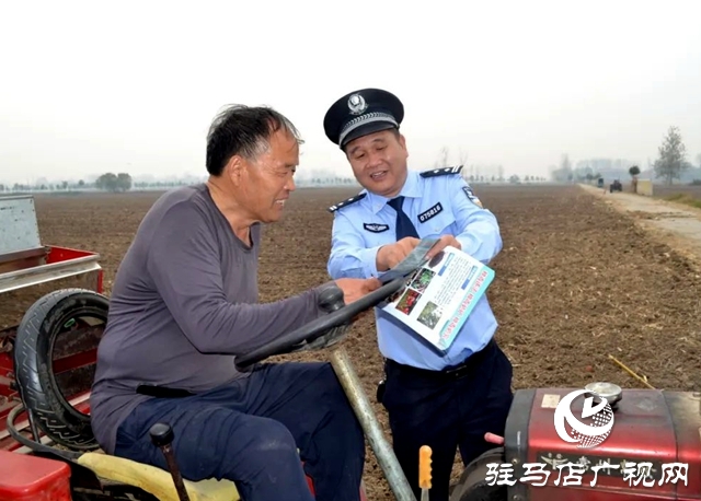平輿縣公安局禁毒大隊(duì):金秋農(nóng)忙豐收季 禁種宣傳到地頭