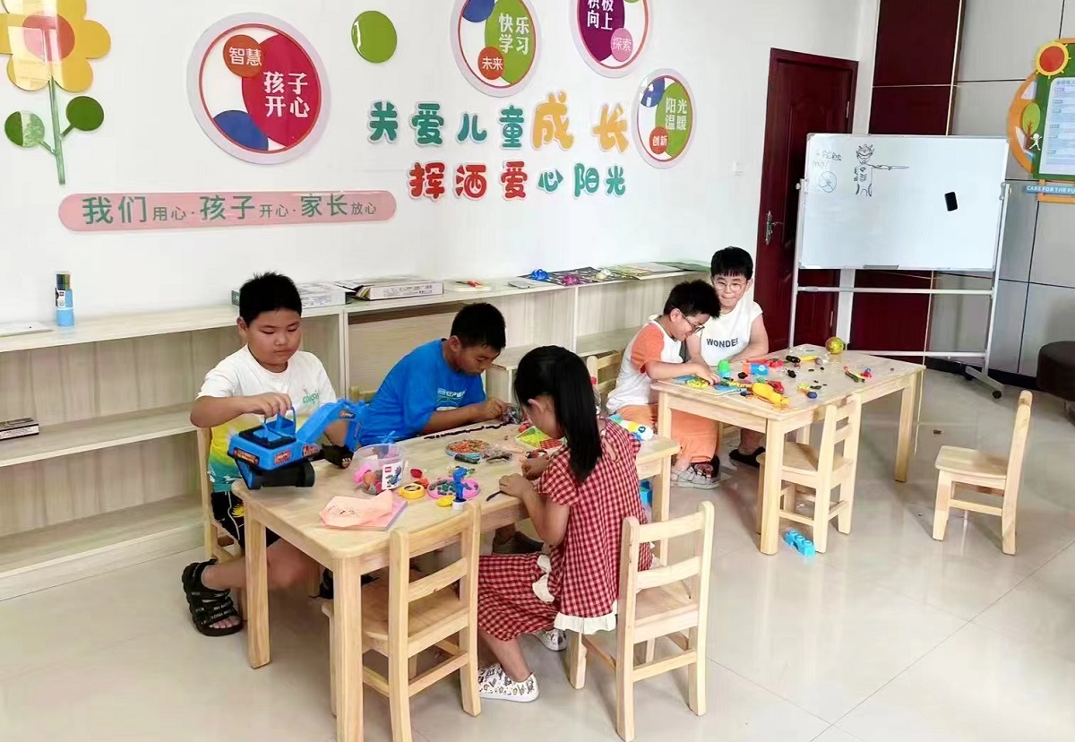 河南南樂：“居民會客廳”聊出百姓“小幸?！? /></p>
<p>打造&ldquo;便民&rdquo;會客廳，實現為民服務&ldquo;零距離&rdquo;。按照&ldquo;拆柜臺、搭前臺、建后臺&rdquo;的思路，在整體布局上，該社區(qū)打破傳統(tǒng)社區(qū)&ldquo;一站式&rdquo;大廳格局，從功能布局、服務制度、工作紀律、辦事機制、工作方法、服務態(tài)度、業(yè)務能力等各方面進行提升，變&ldquo;群眾上門找&rdquo;為&ldquo;打開大門迎&rdquo;。針對老弱病殘等特殊群體，專門開辟綠色通道，實行優(yōu)先辦理，更好實現了辦公空間最小化、服務功能最大化、群眾體驗親民化。</p>
<p>打造&ldquo;功能&rdquo;會客廳，實現為民服務&ldquo;多元化&rdquo;。突出社區(qū)&ldquo;服務+&rdquo;功能發(fā)揮，針對居民精神文化需求，通過征集紅色文化和孝道故事，打造家風家訓教育平臺，引領轄區(qū)黨員群眾回顧黨史光輝歷程；針對大學生寒暑假社會實踐需求，建立了社區(qū)&ldquo;大學生志愿服務站&rdquo;。在縣區(qū)首創(chuàng)&ldquo;四點半課堂&rdquo;，有效解決了社區(qū)上班族和外來務工人員子女放學后看護難的問題。截至目前，已累計開展各類志愿服務300余人次。</p>
<p style=