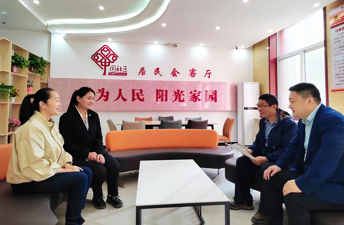 河南南樂：“居民會客廳”聊出百姓“小幸?！? /></p>
<p>&ldquo;以前來社區(qū)辦事，跟工作人員隔著柜臺，感覺比較壓抑?，F在面對面零距離聊天，感覺很溫馨舒適。帶孩子辦事的時候，孩子還能去樓上兒童活動室玩耍，真是太貼心啦。&rdquo;居民王阿姨說的這個&ldquo;家&rdquo;，就是于10月30日正式投入使用的濮陽市南樂縣陽光花園社區(qū)居民會客廳。</p>
<p>今年以來，為提高社區(qū)公共服務水平、滿足群眾多樣化需求，南樂縣民政局組織實施了社區(qū)服務質量提升行動。陽光花園社區(qū)以實施社區(qū)服務大廳親民化改造提升為切入點，創(chuàng)新建設了集&ldquo;便民、功能、移動&rdquo;三項優(yōu)勢于一體的社區(qū)居民會客廳，讓為民服務走進群眾心坎中，把惠民實事辦到群眾心坎上，推動服務模式向人性化、親情化、全方位轉變。</p>
<p style=