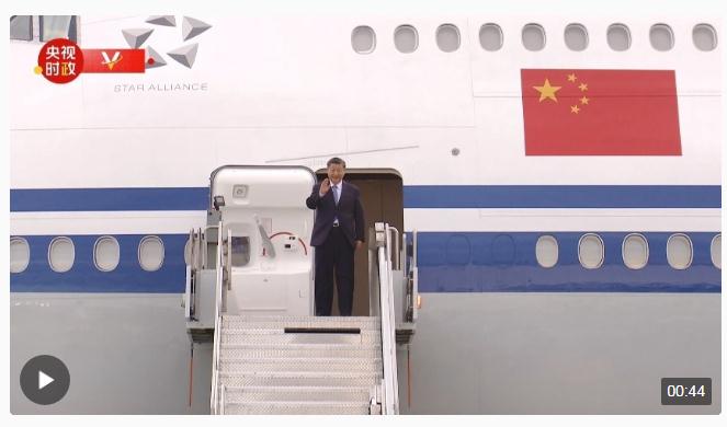 獨(dú)家視頻丨習(xí)近平步出艙門 美方多位高級官員在機(jī)場迎接