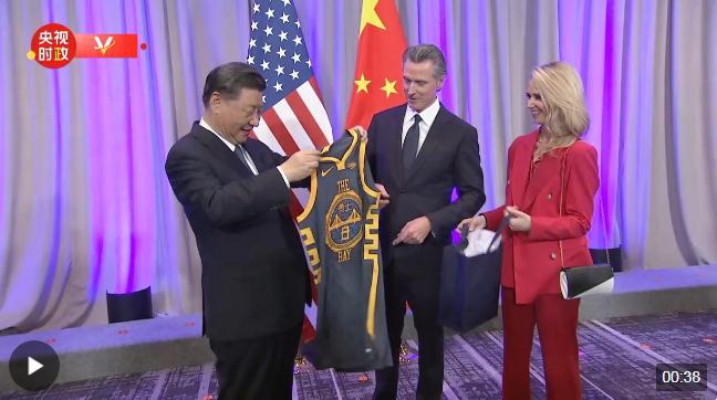 獨家視頻丨加州州長紐森向習近平贈送金州勇士隊球衣