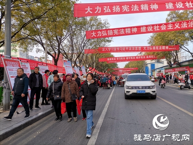 確山縣衛(wèi)生計(jì)生監(jiān)督所開展國(guó)家憲法日宣傳活動(dòng)