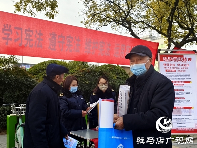 確山縣衛(wèi)生計(jì)生監(jiān)督所開展國(guó)家憲法日宣傳活動(dòng)