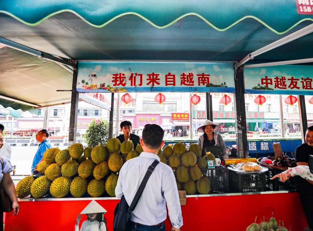 元首外交·心相近丨帶好貨、坐輕軌、通海關，感受中越經貿合作的熱度 