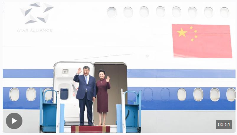 獨(dú)家視頻丨習(xí)近平步出艙門(mén) 越南總理范明政等在舷梯旁熱情迎接