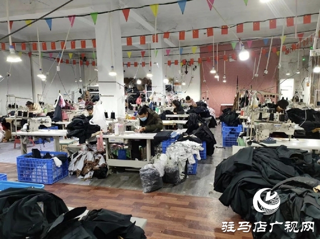 平輿縣李屯鎮(zhèn):鎮(zhèn)村工廠制衣忙 帶動就業(yè)促增收