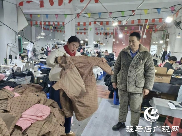 平輿縣李屯鎮(zhèn):鎮(zhèn)村工廠制衣忙 帶動就業(yè)促增收