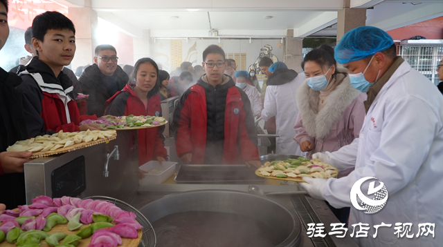 駐馬店市實驗中學開展“弘揚傳統(tǒng) 情滿冬至”包餃子活動