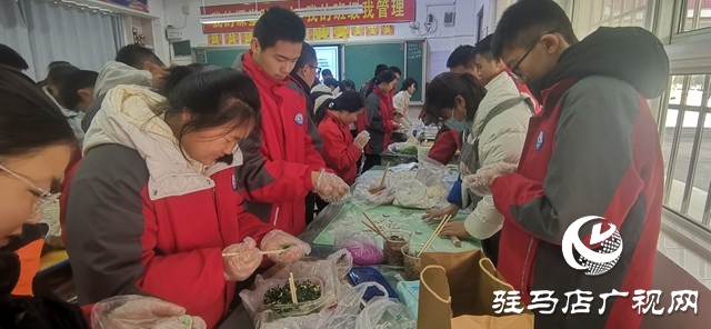 駐馬店市實驗中學開展“弘揚傳統(tǒng) 情滿冬至”包餃子活動