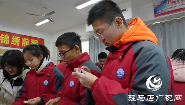 駐馬店市實驗中學開展“弘揚傳統(tǒng) 情滿冬至”包餃子活動