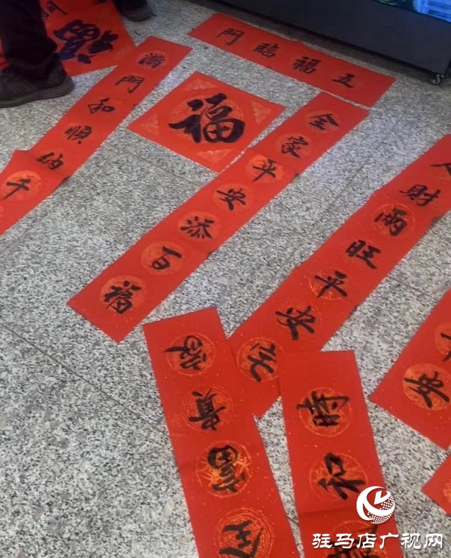 慶元旦 迎龍年 書法愛好者義寫春聯(lián)送祝福