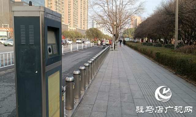 遺留在駐馬店街頭的公共自行車停車樁何日能拆除？