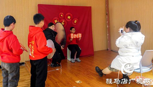 平輿縣永樂小學老師變身“攝影師”為每位在校學生拍攝新年主題的“大片”
