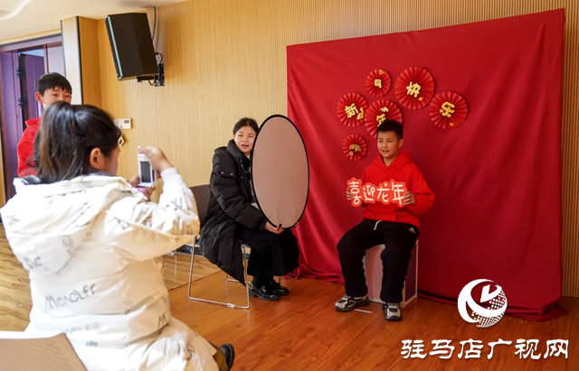 平輿縣永樂小學老師變身“攝影師”為每位在校學生拍攝新年主題的“大片”