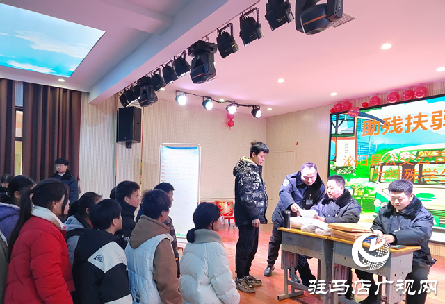 泌陽(yáng)縣公交公司為特殊教育學(xué)院學(xué)生上門辦理公交愛(ài)心卡