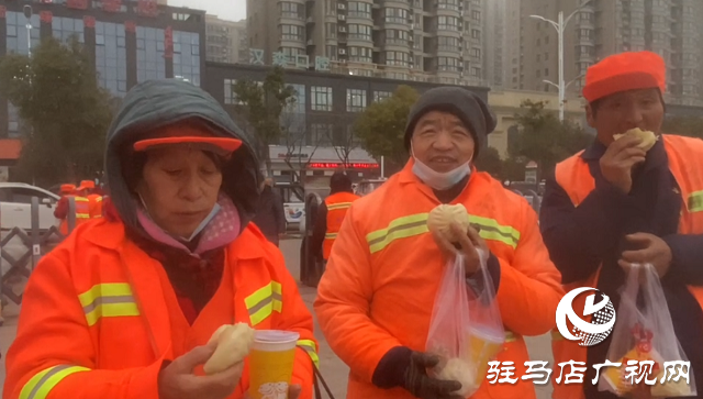 300多位環(huán)衛(wèi)工人喝上愛(ài)心臘八粥
