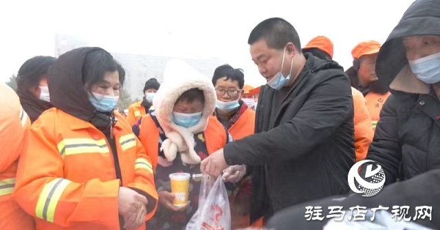 300多位環(huán)衛(wèi)工人喝上愛(ài)心臘八粥