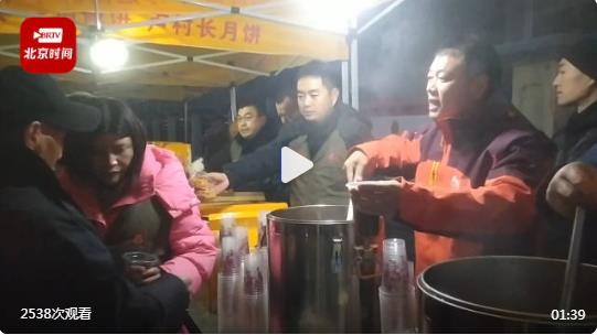 【退伍軍人凌晨三點起床給環(huán)衛(wèi)工和老人做臘八粥[心]：今天不掙錢，全部免費送！】